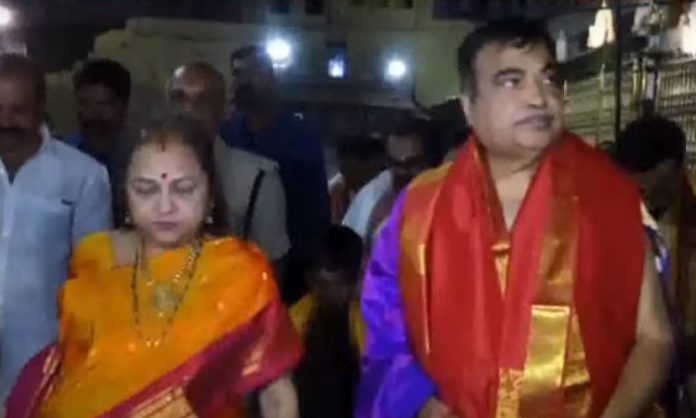 Union minister nitin gadkari visits tirumala temple
