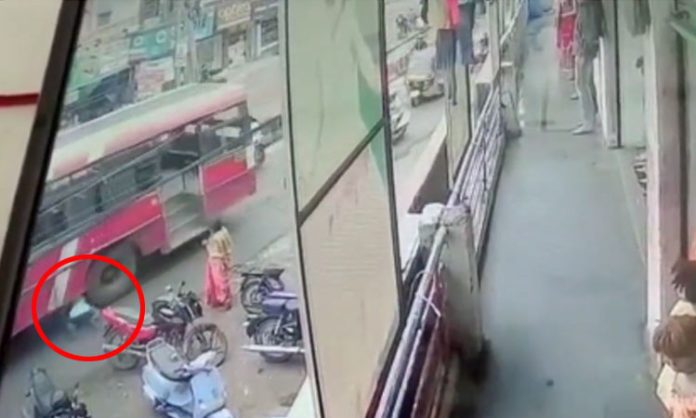 Man Suicide by fall under TSRTC Bus Tyre in Kondapur