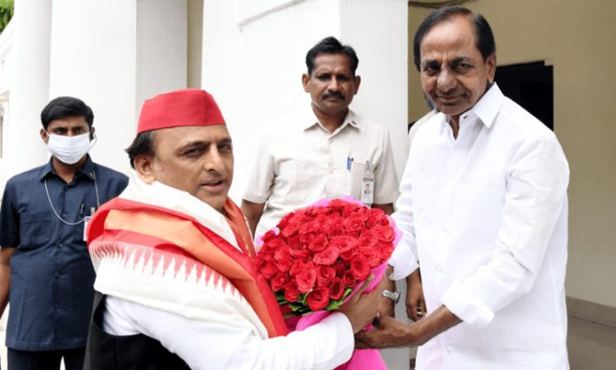 CM KCR grand welcome to Akhilesh Yadav