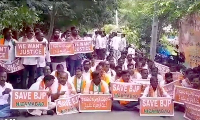 Bjp leaders protest against MP Aravind