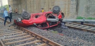 car falls on railway tracks in Nagpur