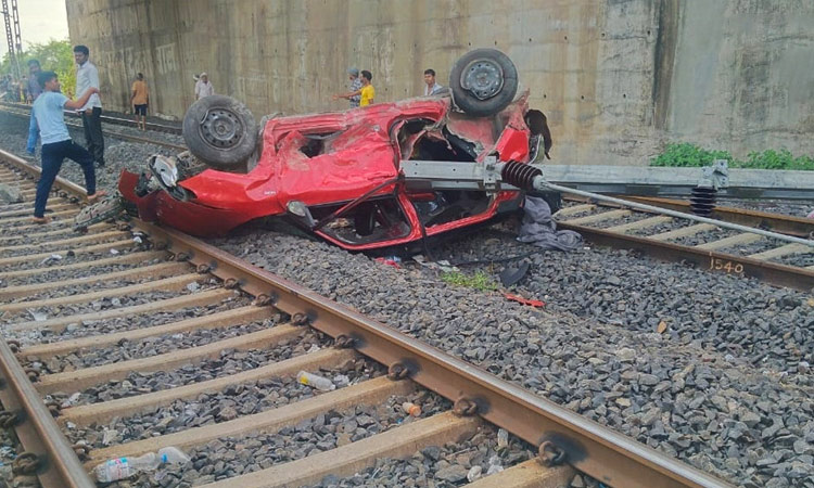 car falls on railway tracks in Nagpur