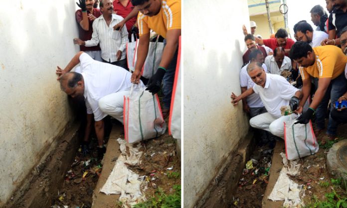 Harish Rao collect wastage in Siddipet