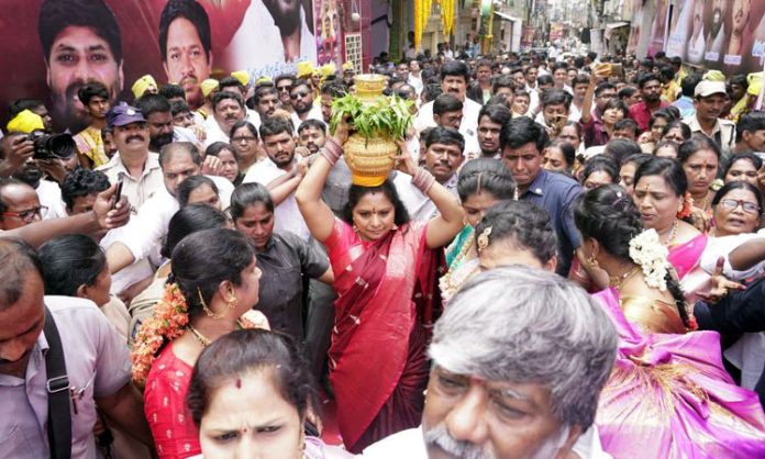 MLC Kavitha Offer Bonam to Ujjaini Mahankali Ammavaru