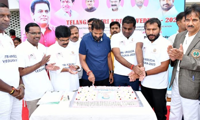 Srinivas Goud Cut Cake on Eve of KTR's birthday at Neera Cafe