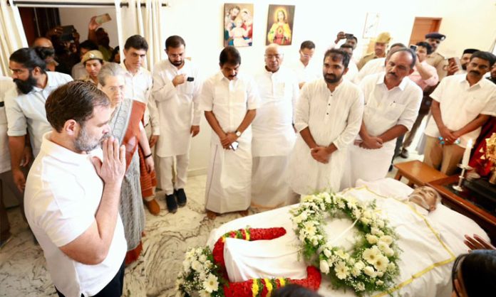 Sonia and Rahul Gandhi paid last respects to Oommen Chandy