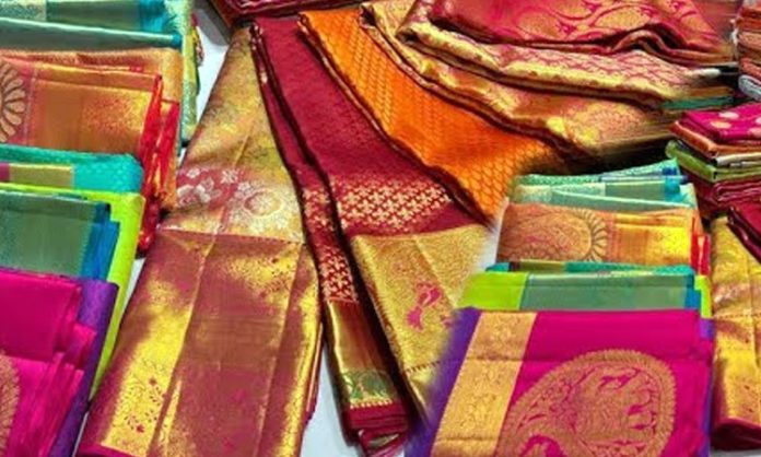 Dharmavaram Sarees Traders attacked in Vijayawada