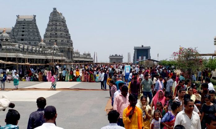 Huge Devotees Visit Yadadri Temple