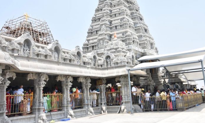 Huge Devotees visit Yadadri Temple