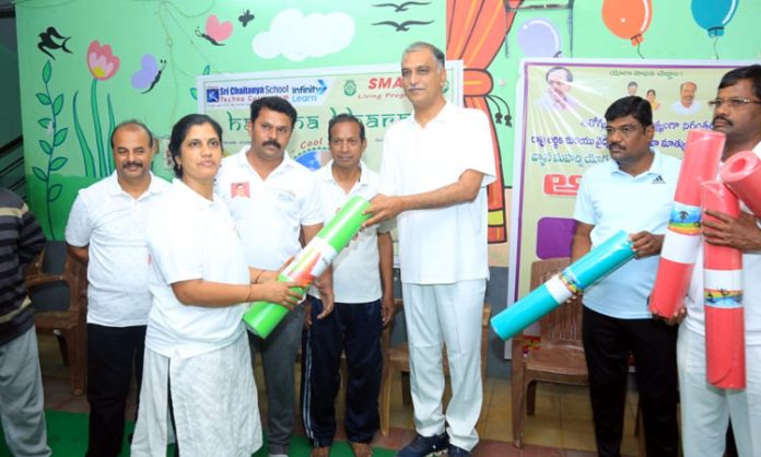 Harish Rao distributes Yoga Mats in Siddipet