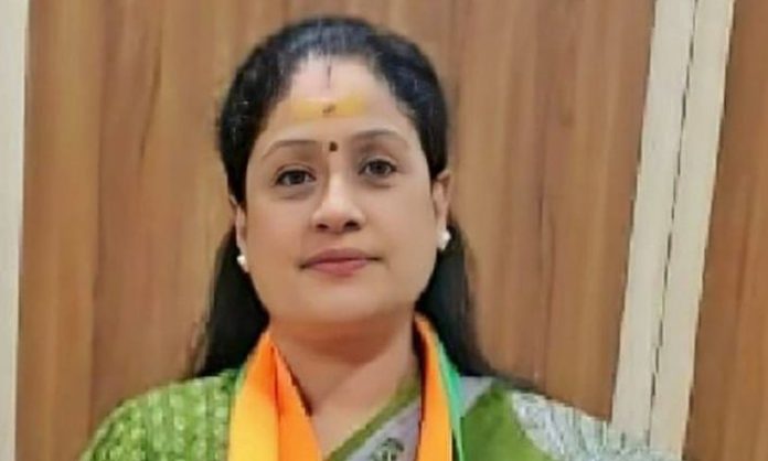 Vijayashanthi comments on KCR