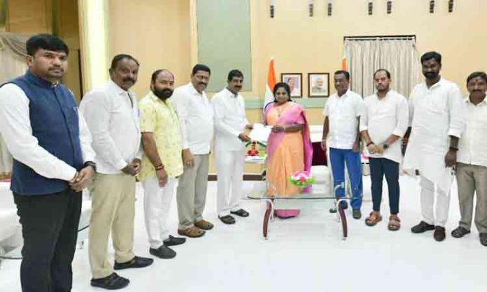 BJP leaders with Tamil Isai