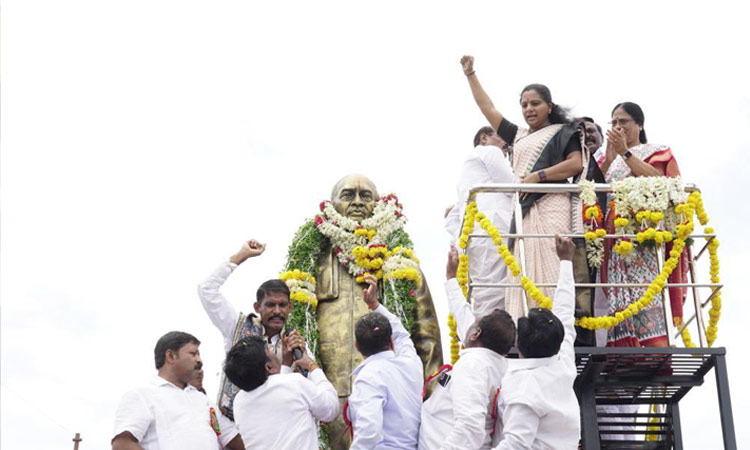 BRS MLC Kavitha unveils PV Narasimha Rao statue