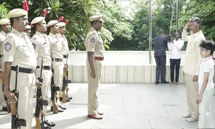 Chandrababu hoists national flag at hyderabad