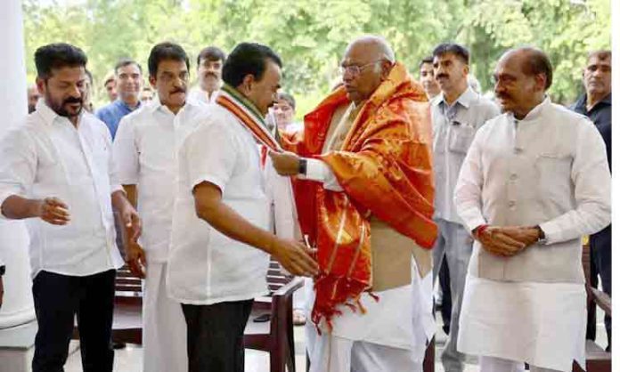 Jupalli Krishna Rao joined Congress