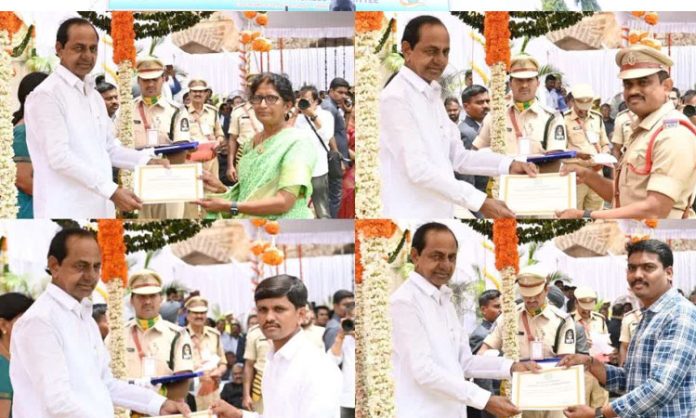The CM awarded the awards to 14 officials