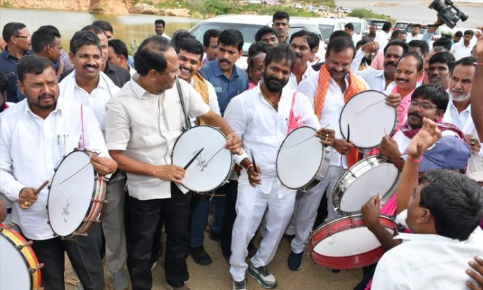 Minister Srinivas Goud Palabhishekam to CM KCR Photo