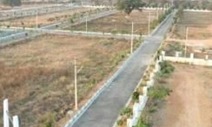 Auction for 60 plots on the fourth day at Mokila