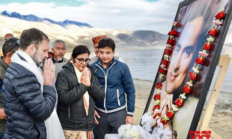 Rahul pays tribute to Rajiv Gandhi at Pangong Lake