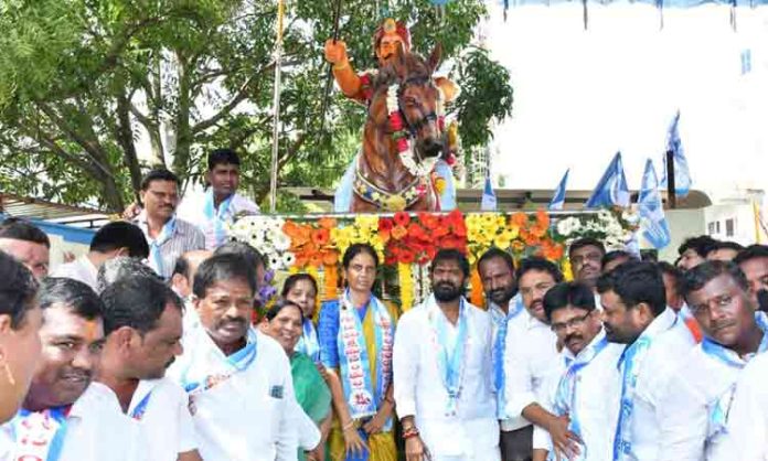 Inauguration of Sardar Sarvai Papanna Gaud statue