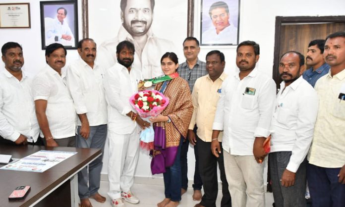 ఇంటర్నేషనల్ షూటింగ్ ఛాంపియన్‌షిప్‌లో గోల్డ్‌మెడల్స్ సాధించిన ఈషా సింగ్‌ను రాష్ట్ర క్రీడా శాఖ మంత్రి వి.శ్రీనివాస్ గౌడ్ అభినందించారు.