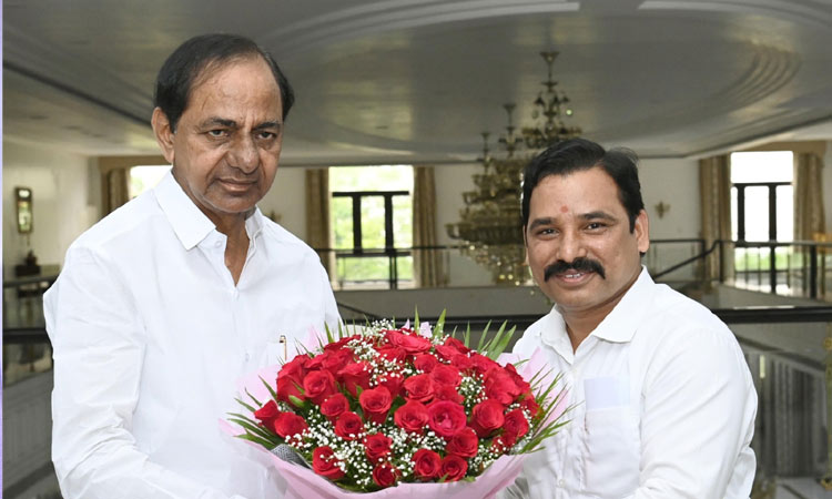 Vasudeva Reddy took blessings of CM KCR on his birthday