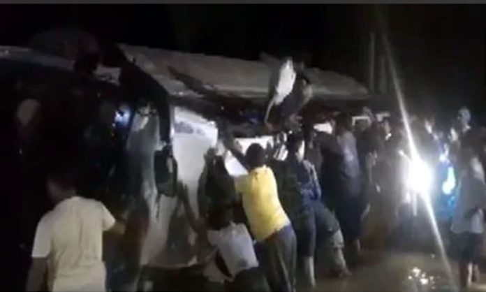 bus falls into river in Giridih