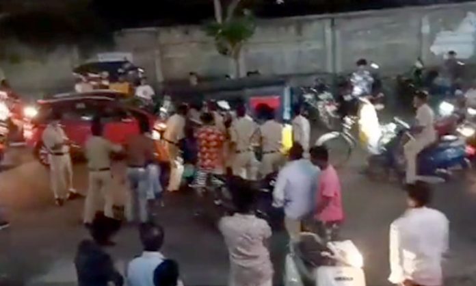 Drinkers clash with Police in Kakinada
