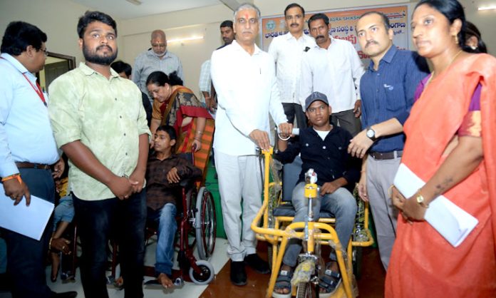 Harish Rao distributes free vehicles to disabled