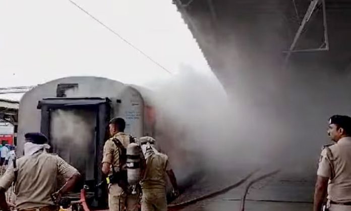 Fire breaks out in Udyan Express Rail in Bengaluru