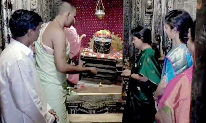 CS Shanti Kumari visit Pillalamarri Temple