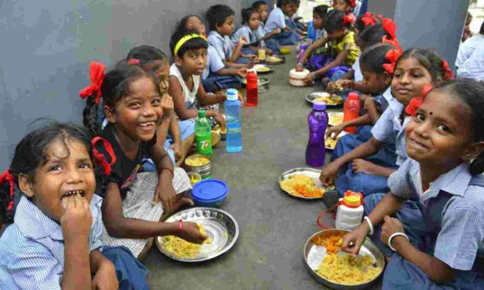 Breakfast should be provided to government school students