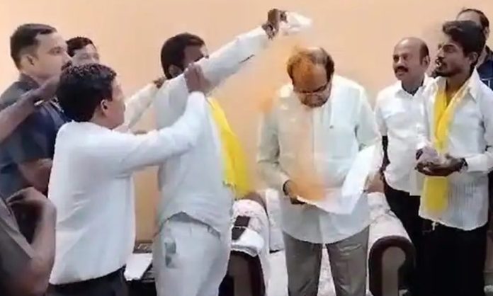 Dhangar quota protester throws turmeric powder