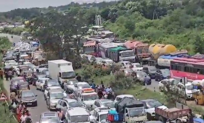 Heavy traffic jam on Chilakaluripet highway