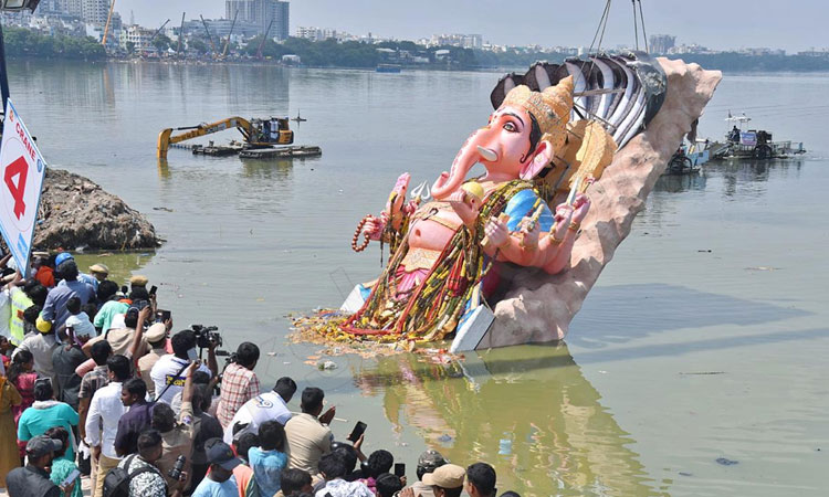 Ganapati nimajjanam in hussain sagar