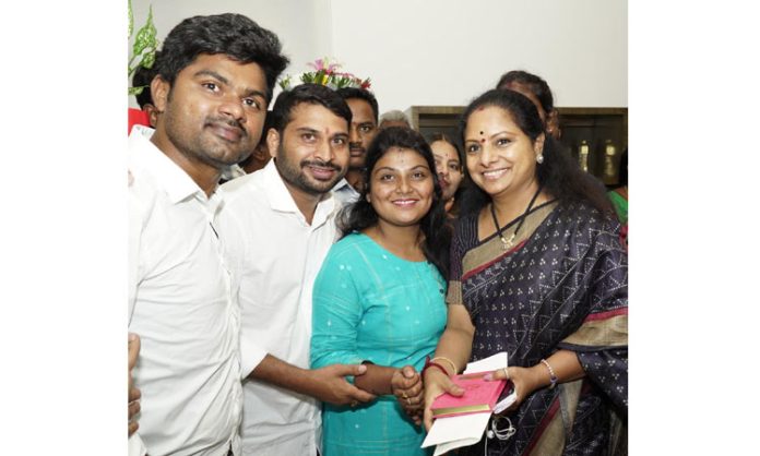 Manisha Patel took the blessings of Kalvakuntla Kavitha