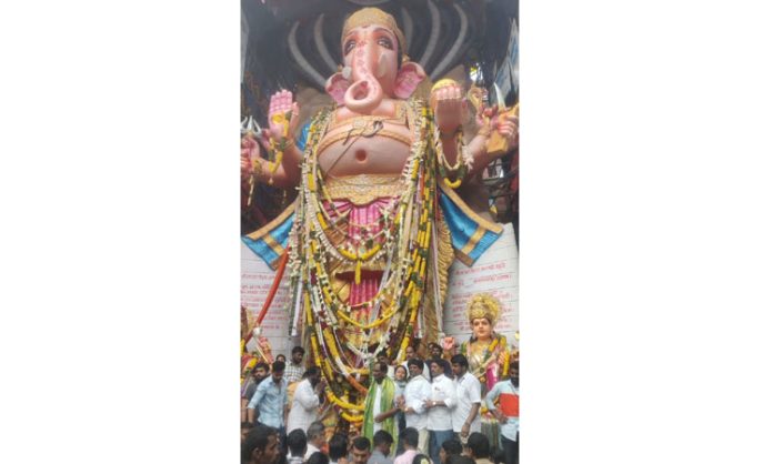 Minister Koppula Eshwar visited Khairatabad Ganesh