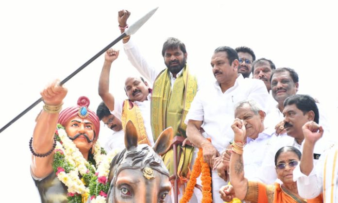 Minister Srinivas Goud unveiled Sardar Sarvai Papanna Statue