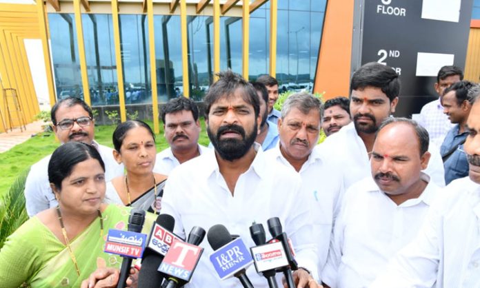 Palamuru is not labor district says minister srinivas goud