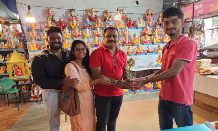 Joginapalli Santosh Kumara salutes Pune merchant