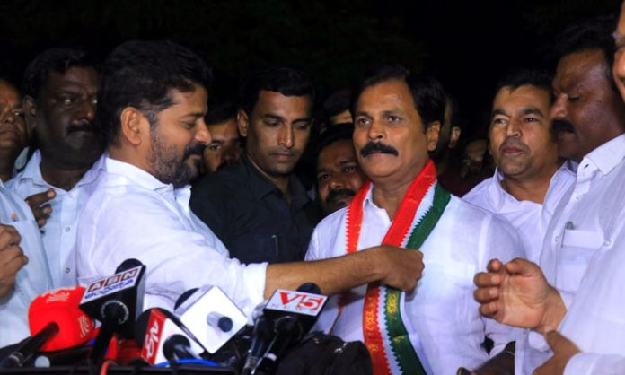 Revanth Reddy invites Kumbam Anil to Join Congress
