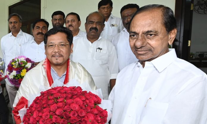 Sangma met KCR