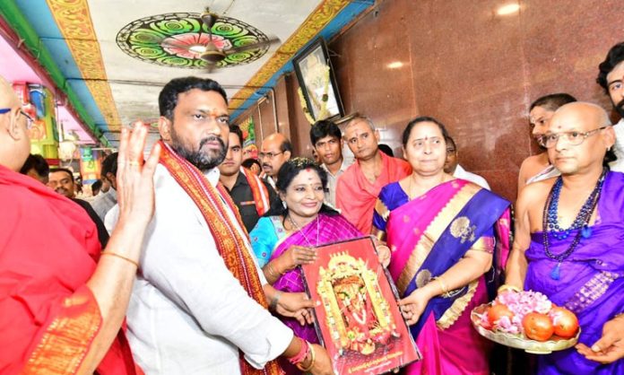 Tamil Isai visits Durga temple