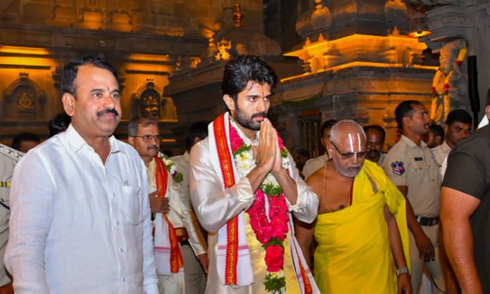 Vijay Deverakonda And Kushi Movie Team Visits Yadadri Temple