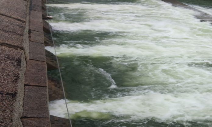 Lifting of gates of twin reservoirs