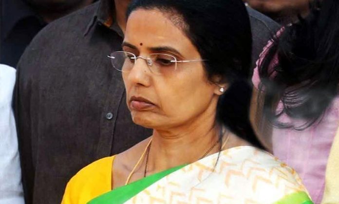 Bhuvaneswari emotional after Seeing Chandrababu at Court