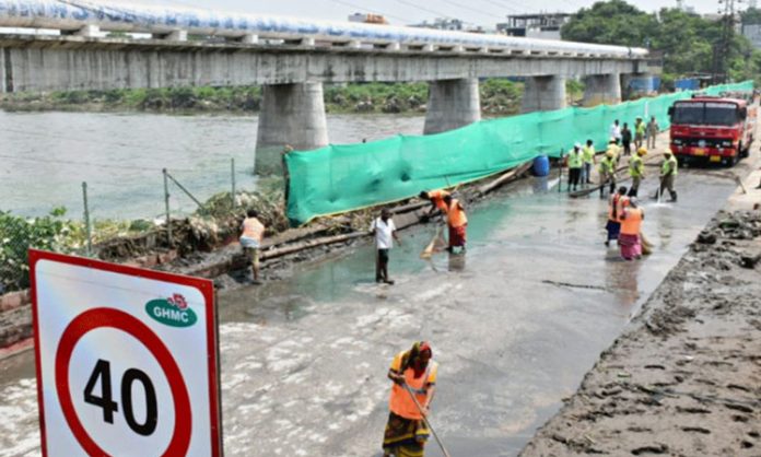 Woman dead body found at Moosarambagh Bridge