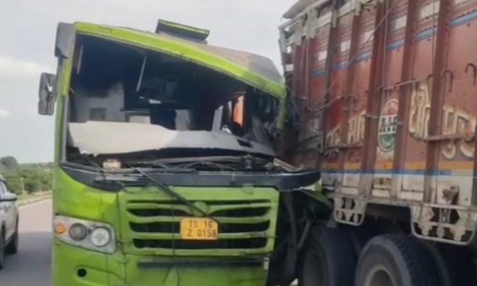Bus hit lorry in Kamareddy