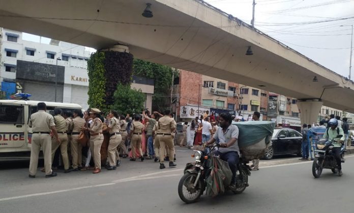 Group -1 Candidates strike in Pragati bhavan