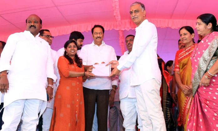 Harish Rao distributes Double Houses in Kollur